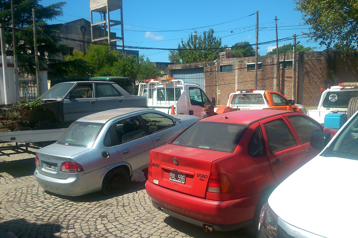 Retiran 46 autos abandonados de la comisaría 11ª