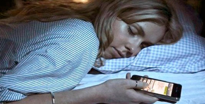 Los riesgos de irse a la cama con el celular encendido