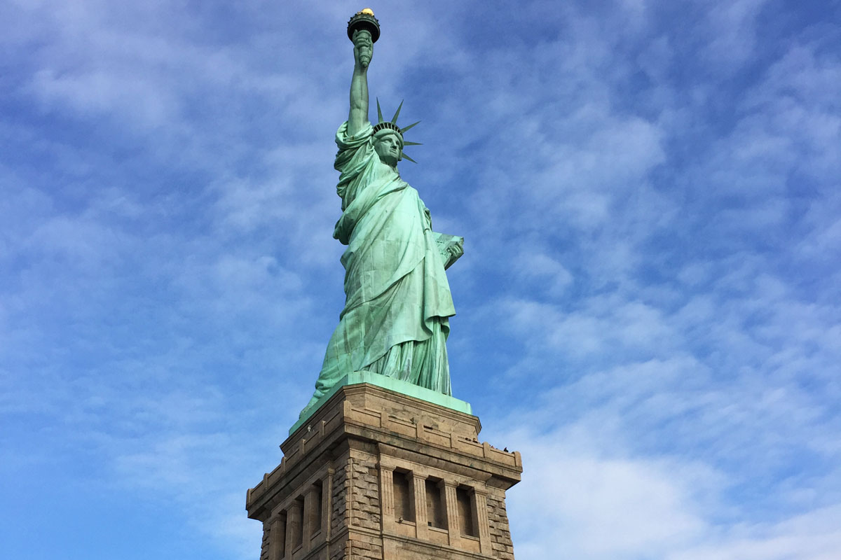 Evacuan estatua de la libertad por paquete sospechoso