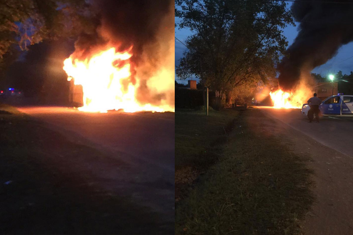 En Funes se incendió un colectivo de la línea 142 negro