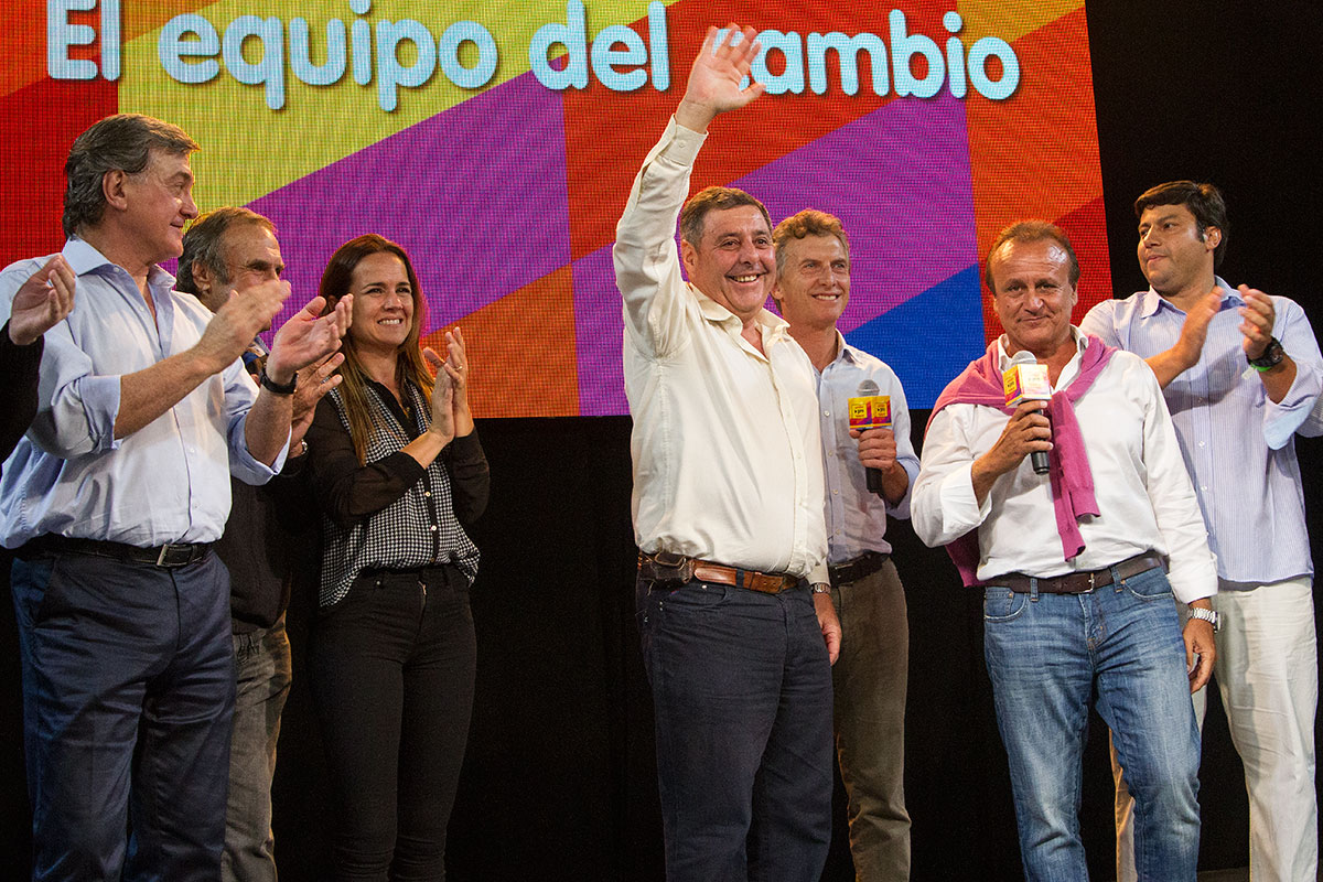 Miguel Del Sel festejó y cantó sobre el escenario del PRO