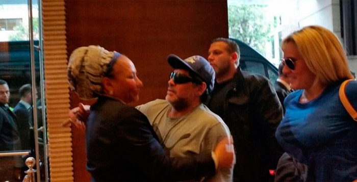 Maradona llegó a Colombia donde jugará el «Partido de la paz»
