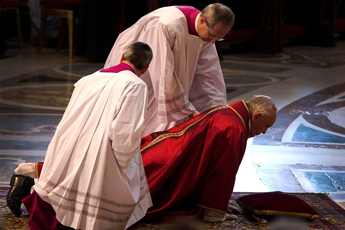 El Papa bendijo a la multitud en el Vía Crucis