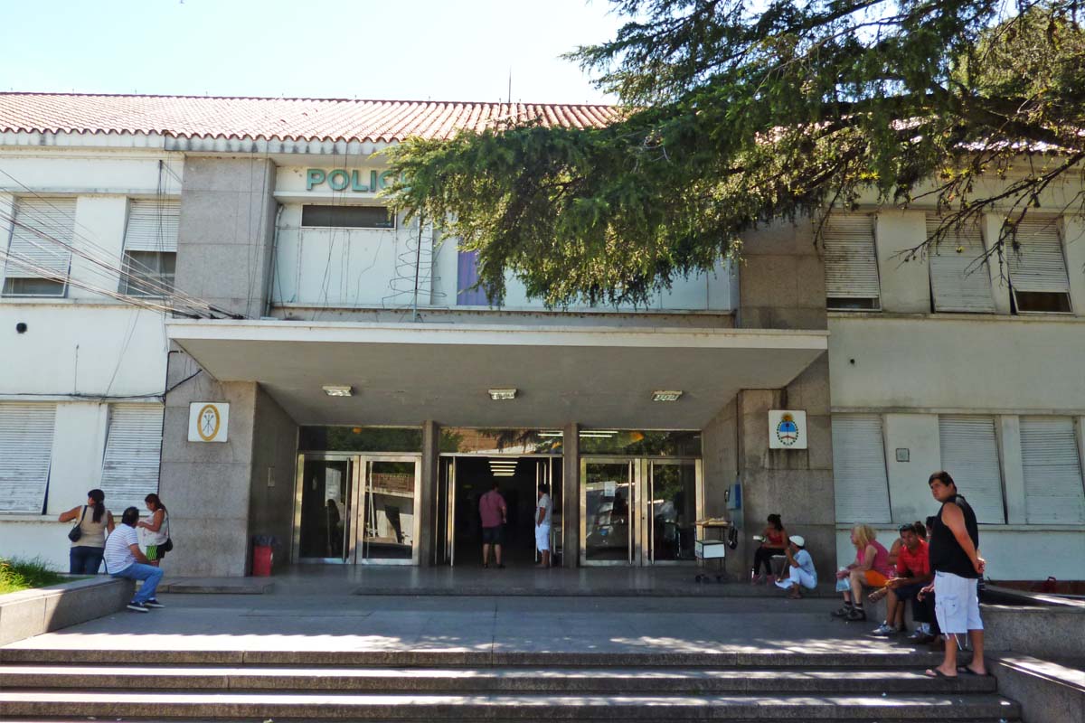 Apuñaló a su pareja embarazada de seis meses