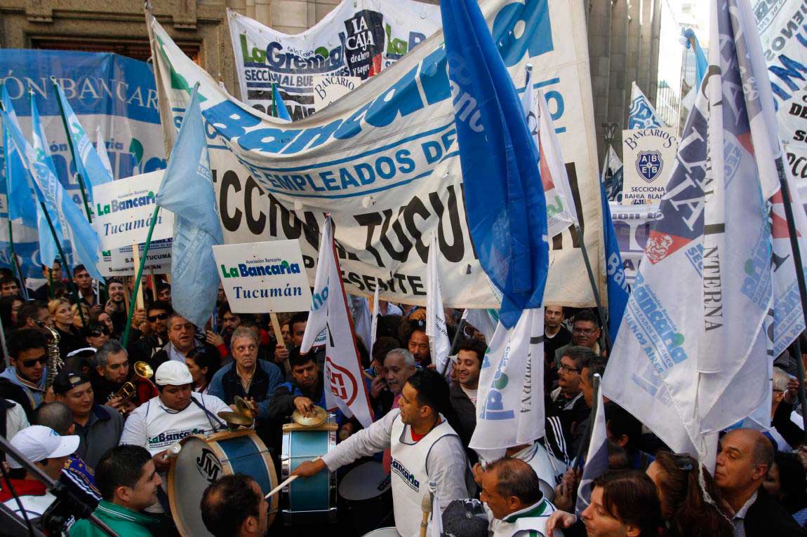 Los bancarios en estado de asamblea y con fecha de paro