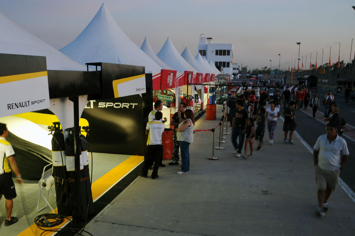 Una noche a puro show en el Fangio con los «Boxes Abiertos»