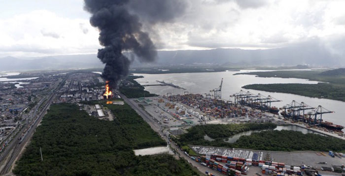 Brasil: Continúa voraz incendio en el puerto de Santos