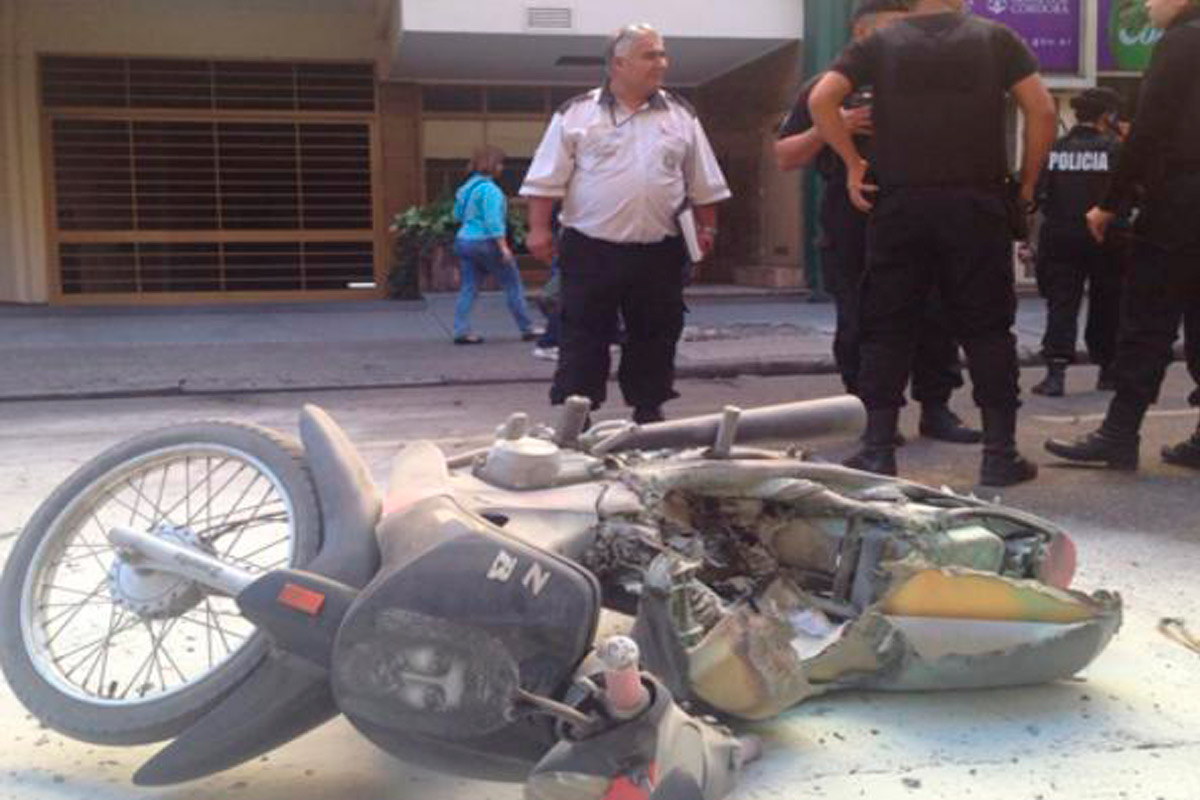 Quiso evitar que su moto vaya al corralón y le prendió fuego