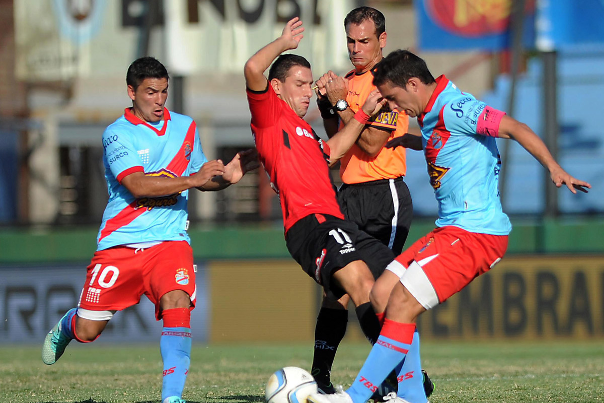 Con dos goles de Silva, Newell’s pierde ante Arsenal