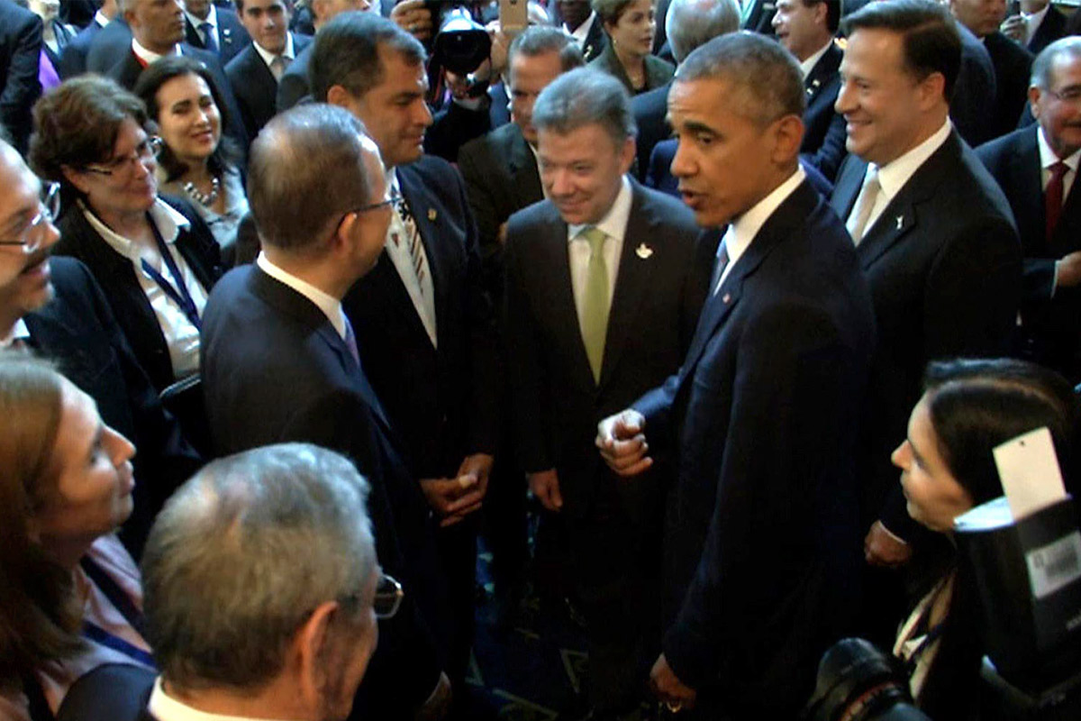 Histórico apretón de manos entre Obama y Raúl Castro