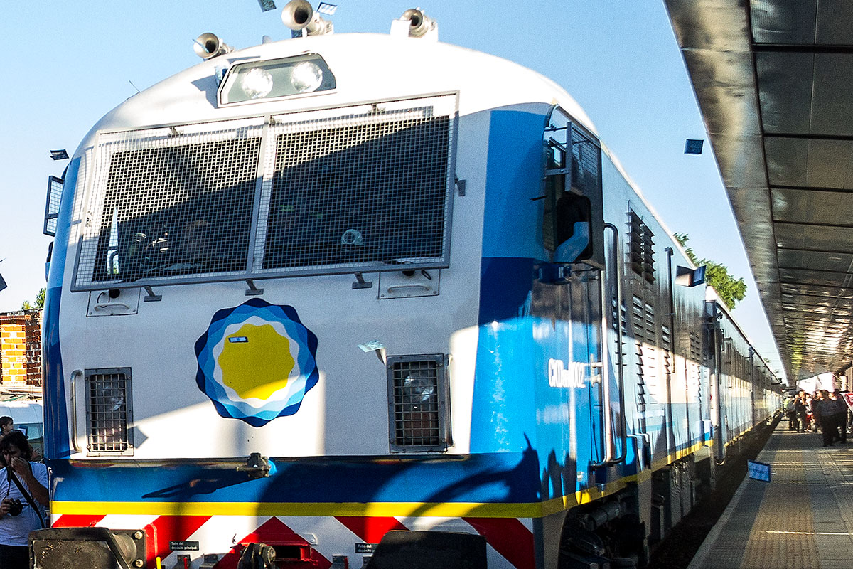 El tren que une Rosario con Buenos Aires ya partió de Retiro
