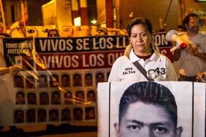 Cientos de rosarinos marcharon por los 43 de Ayotzinapa. Foto: Florencia Vizzi