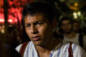 Cientos de rosarinos marcharon por los 43 de Ayotzinapa. Foto: Florencia Vizzi