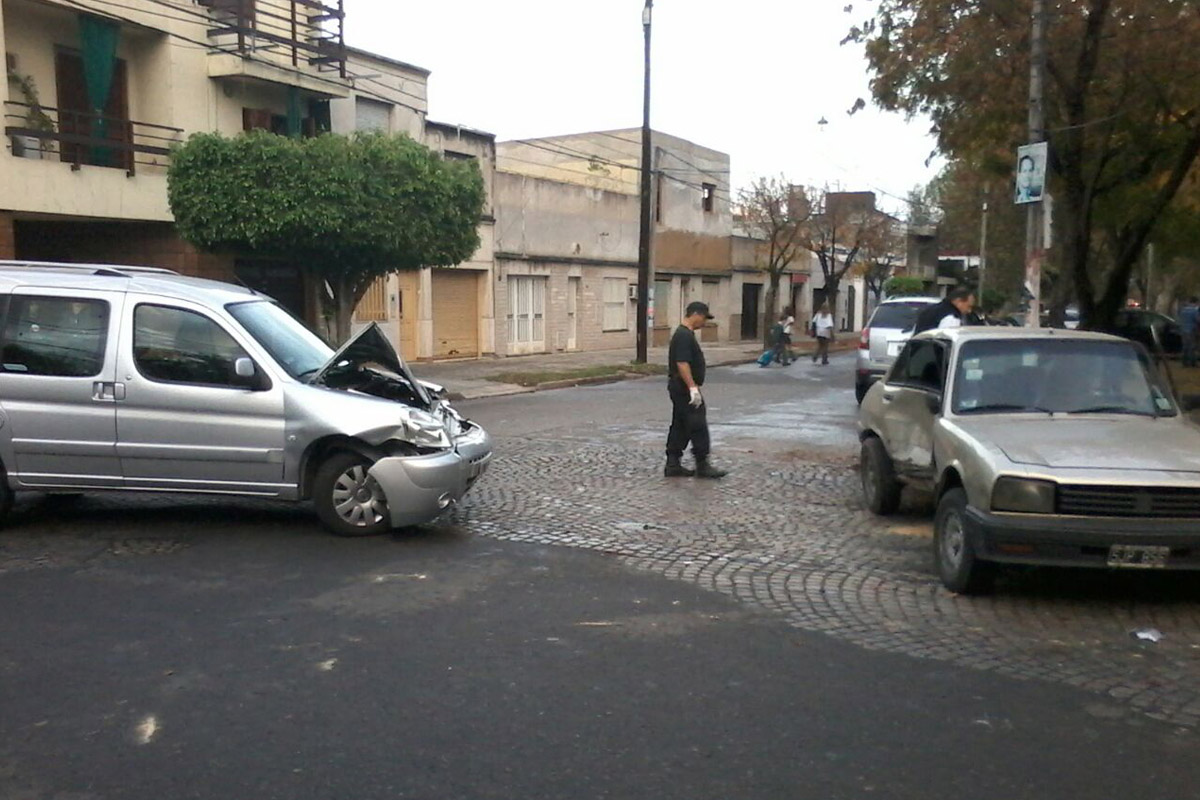 Violento choque entre un auto y un utilitario