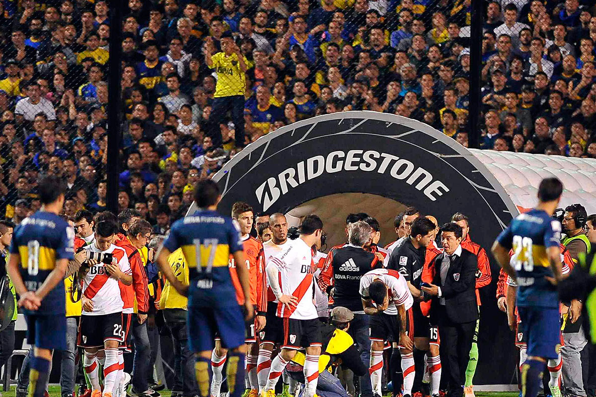 Agredieron a jugadores de River y se suspendió el superclásico