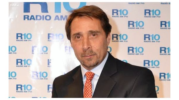 «Esta radio era maravillosa, un Fórmula 1, pero desde que comenzó este conductor de karting, la estroló», dijo en referencia a Casella.
