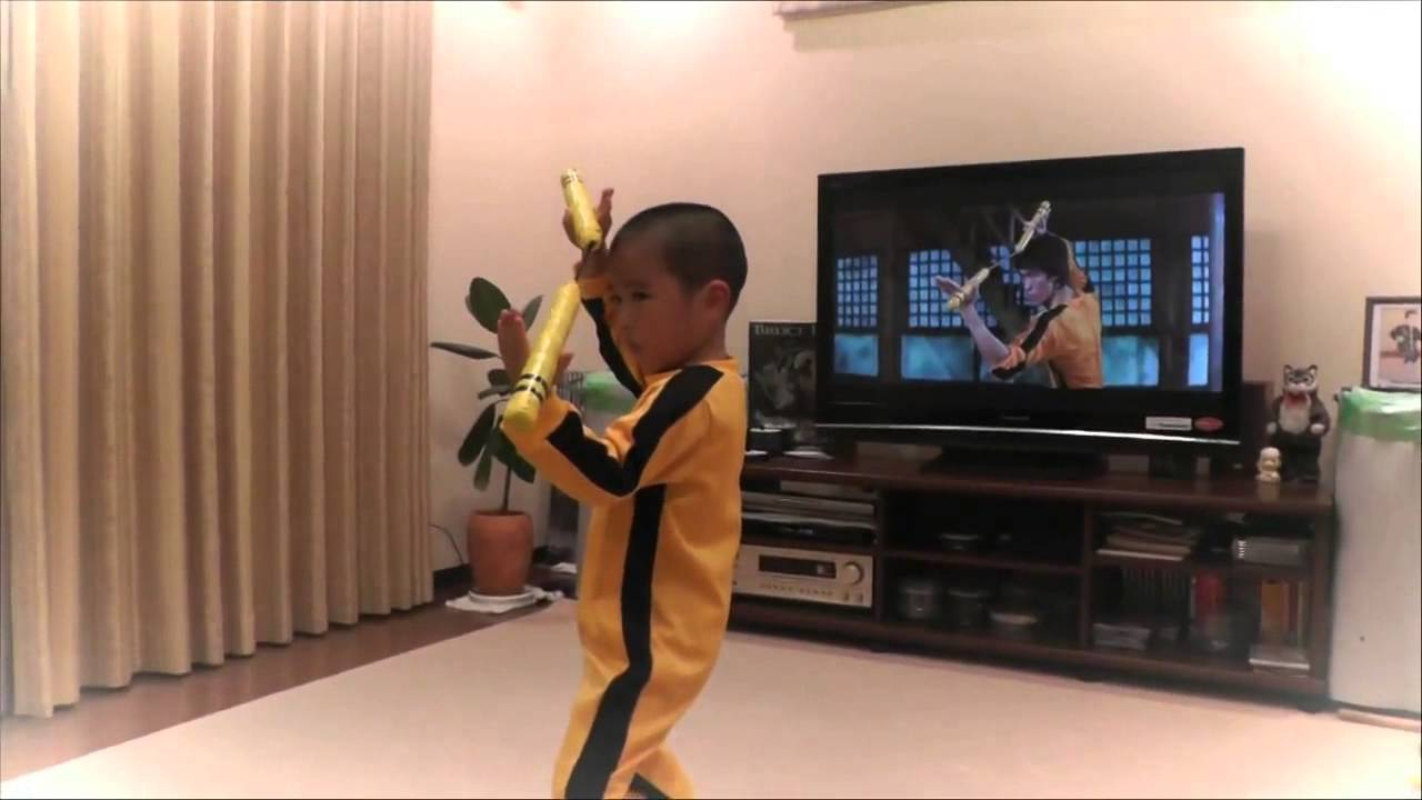 Imperdible: niño de cinco años imita a Bruce Lee