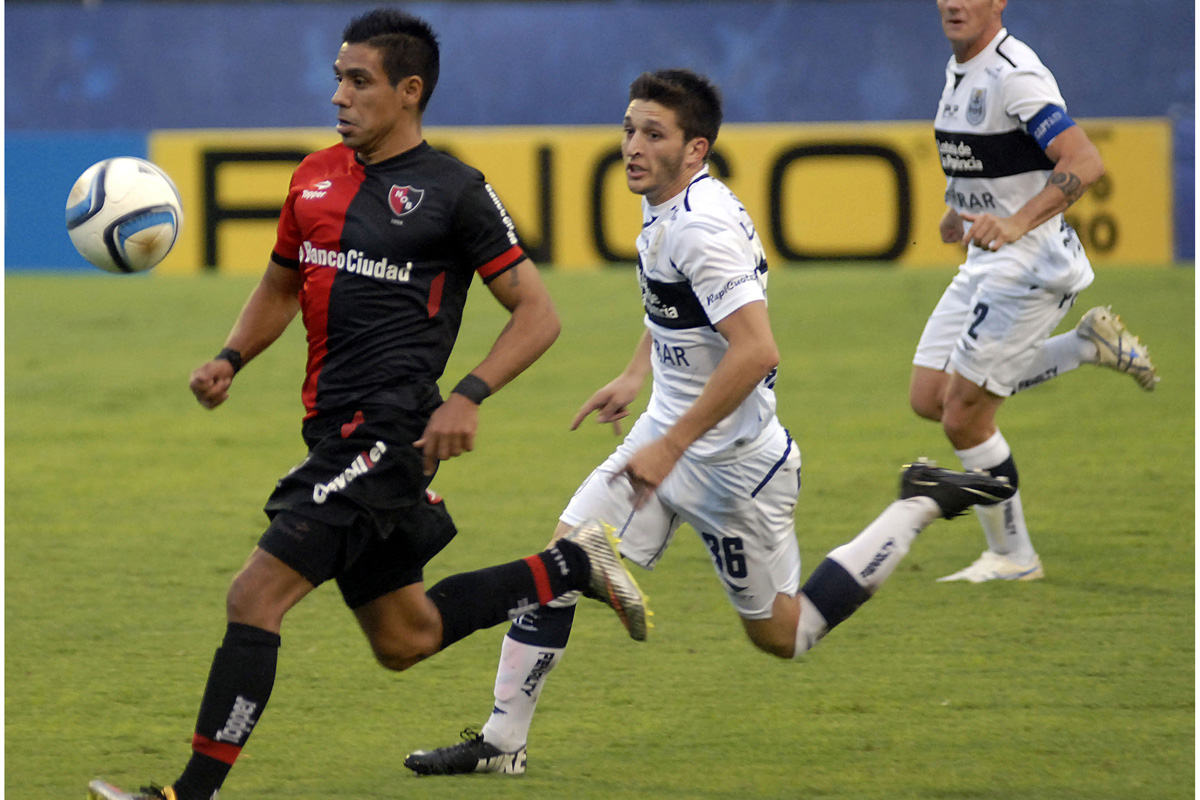 Newell’s igualó en La Plata y no pudo arrimarse arriba