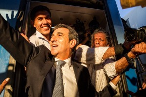 Florencio Randazzo y Alejandro Ramos llegando a bordo del primer tren. Foto: F. Vizzi