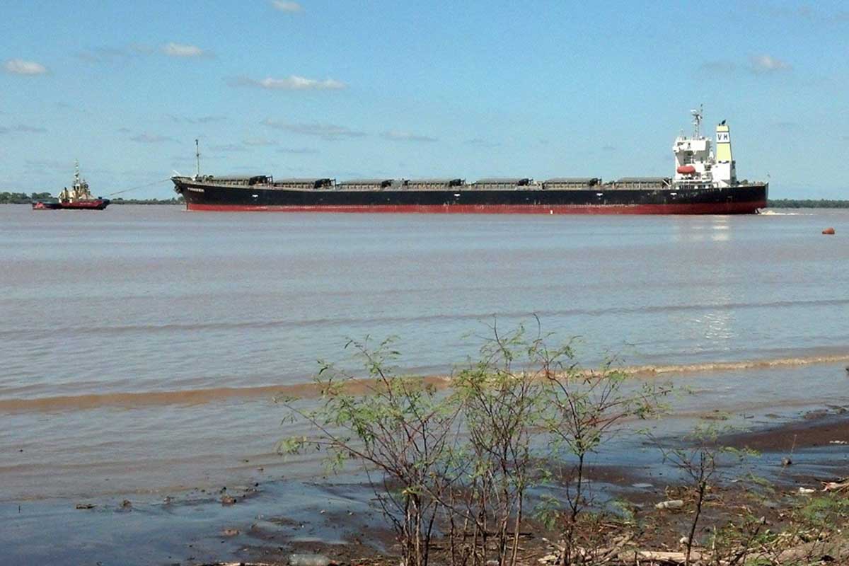 Remueven barco que impedía navegación en el Paraná