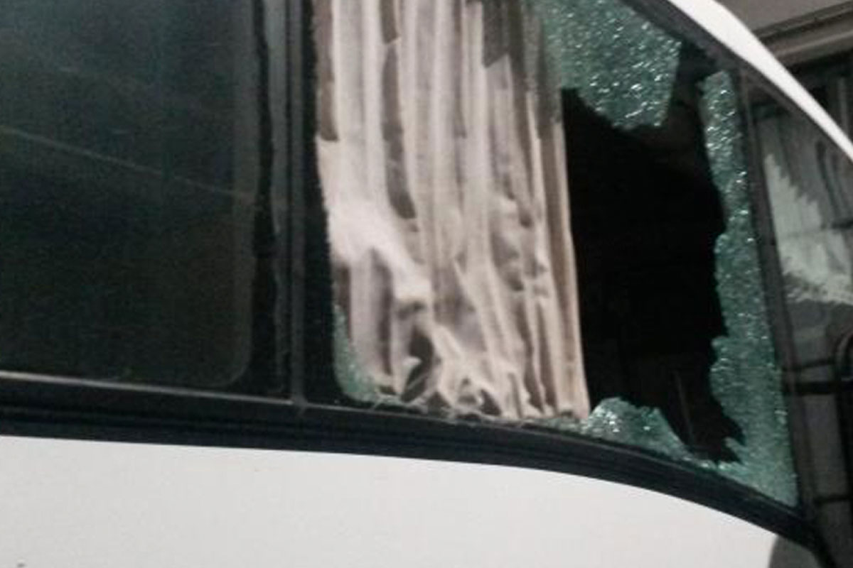 Tiran piedras a colectivos en la autopista a Santa Fe