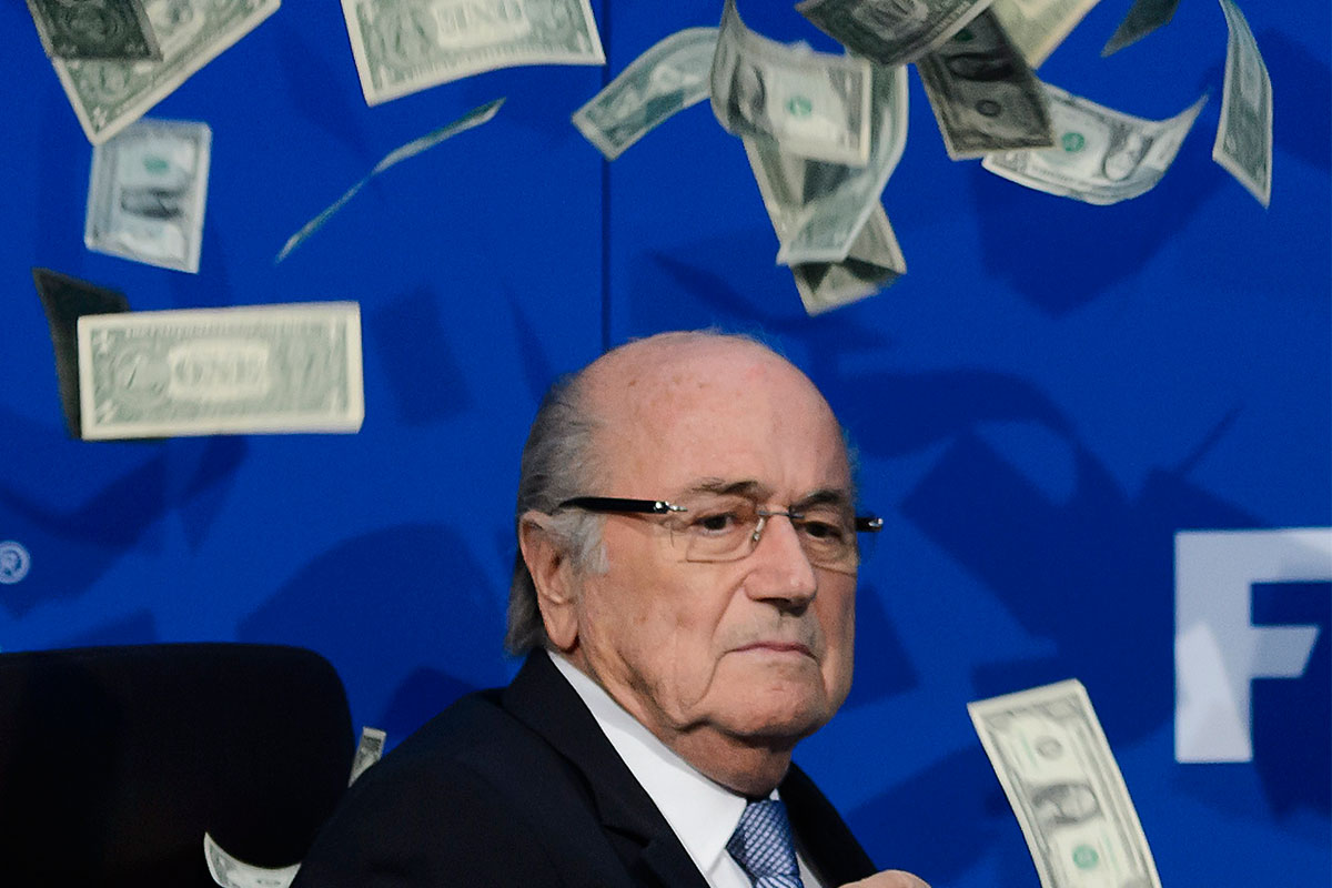 Papelón en Fifa: le tiraron billetes falsos a Blatter
