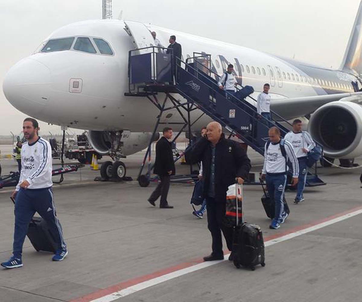 Argentina arribó a Santiago, a la espera de la final ante Chile