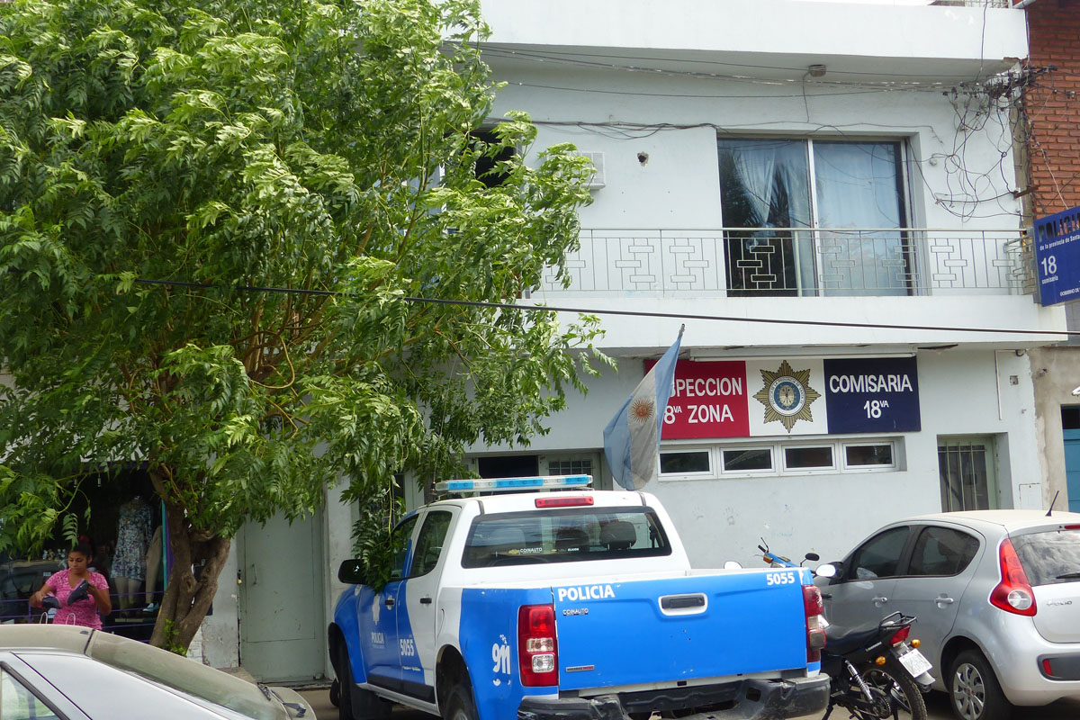 Hallan a un hombre muerto en la vía pública