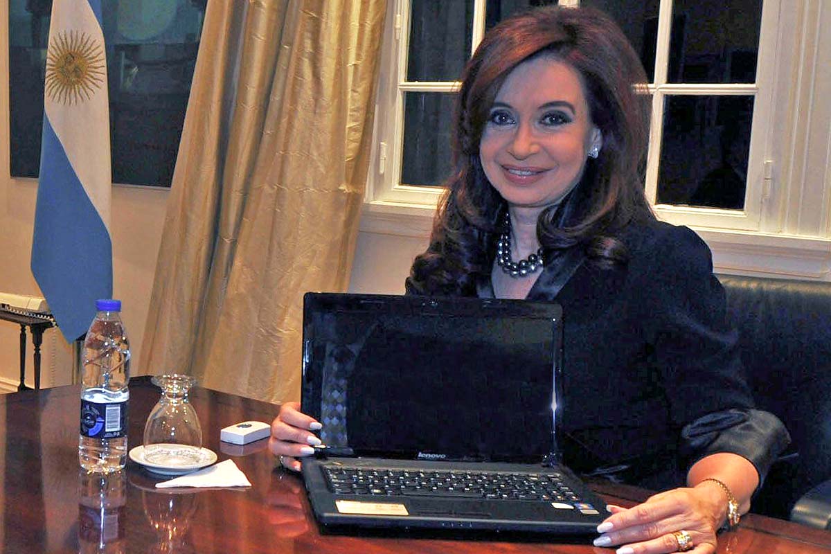 La presidenta saludó al pueblo griego por su “dignidad”