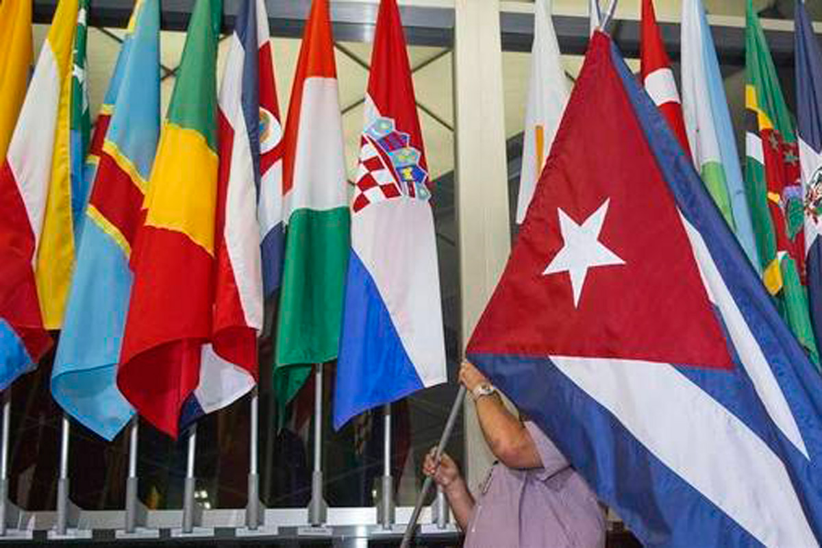 La bandera cubana flamea en un símbolo estadounidense