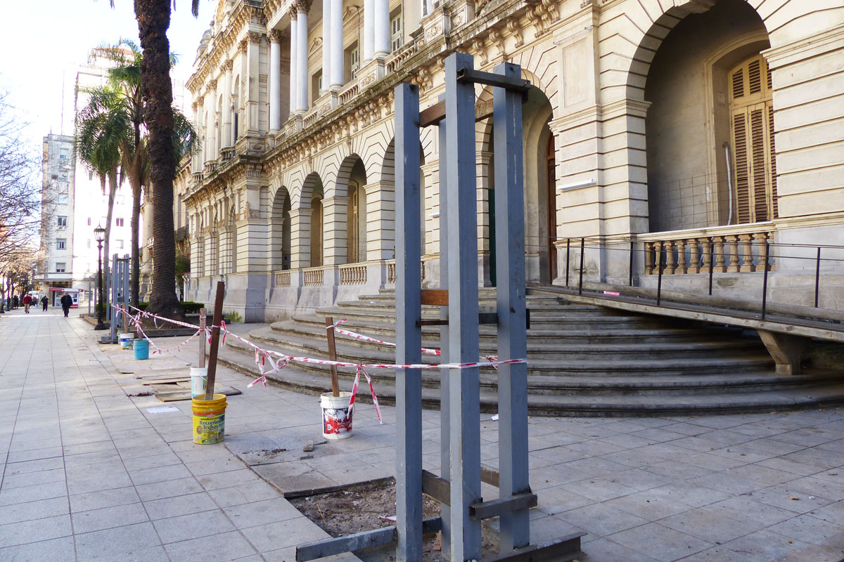 Para evitar graffitis, cercan la Facultad de Derecho