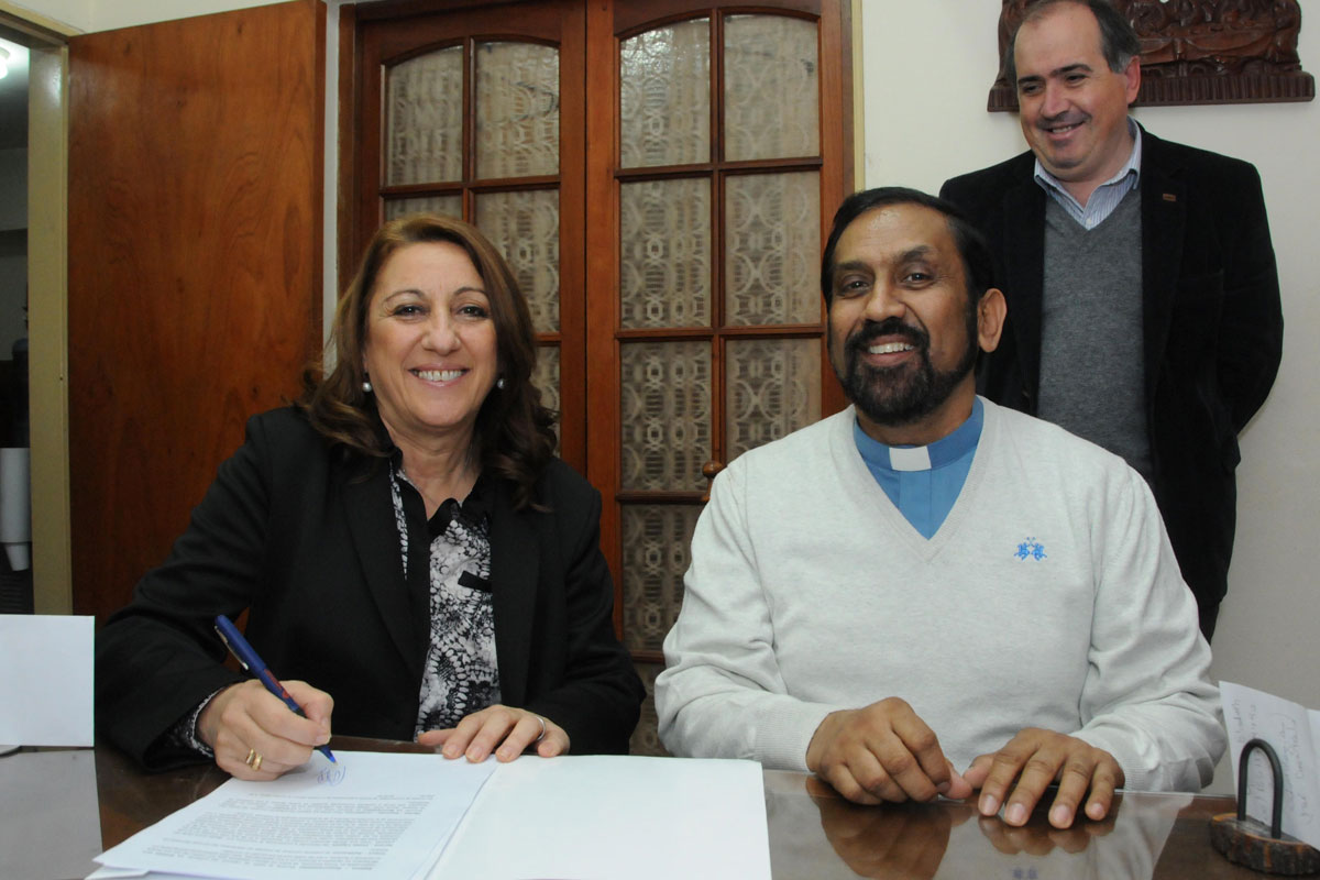 La intendenta Fein firmó un convenio con el padre Ignacio