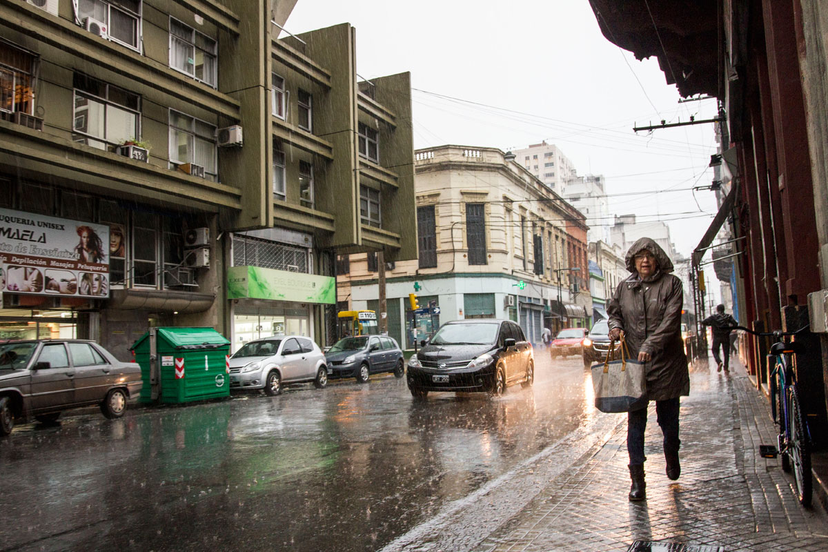 Tras varios amagues, llegó la lluvia a la ciudad