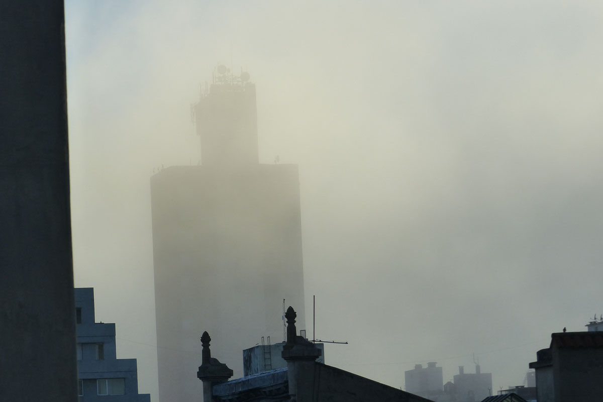 Domingo gris con niebla y probabilidad de lluvia