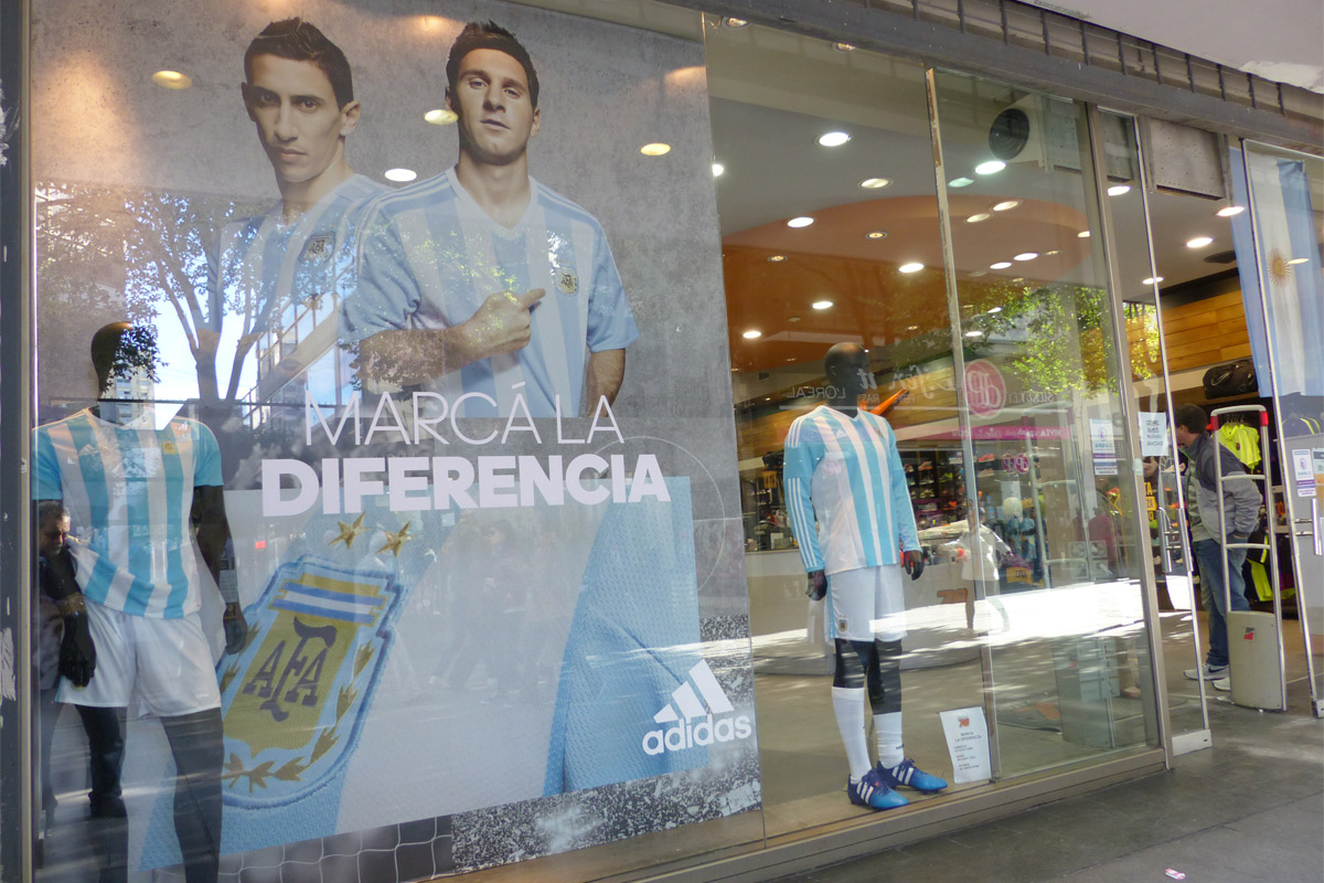 El celeste y blanco invade la ciudad a la espera de la final