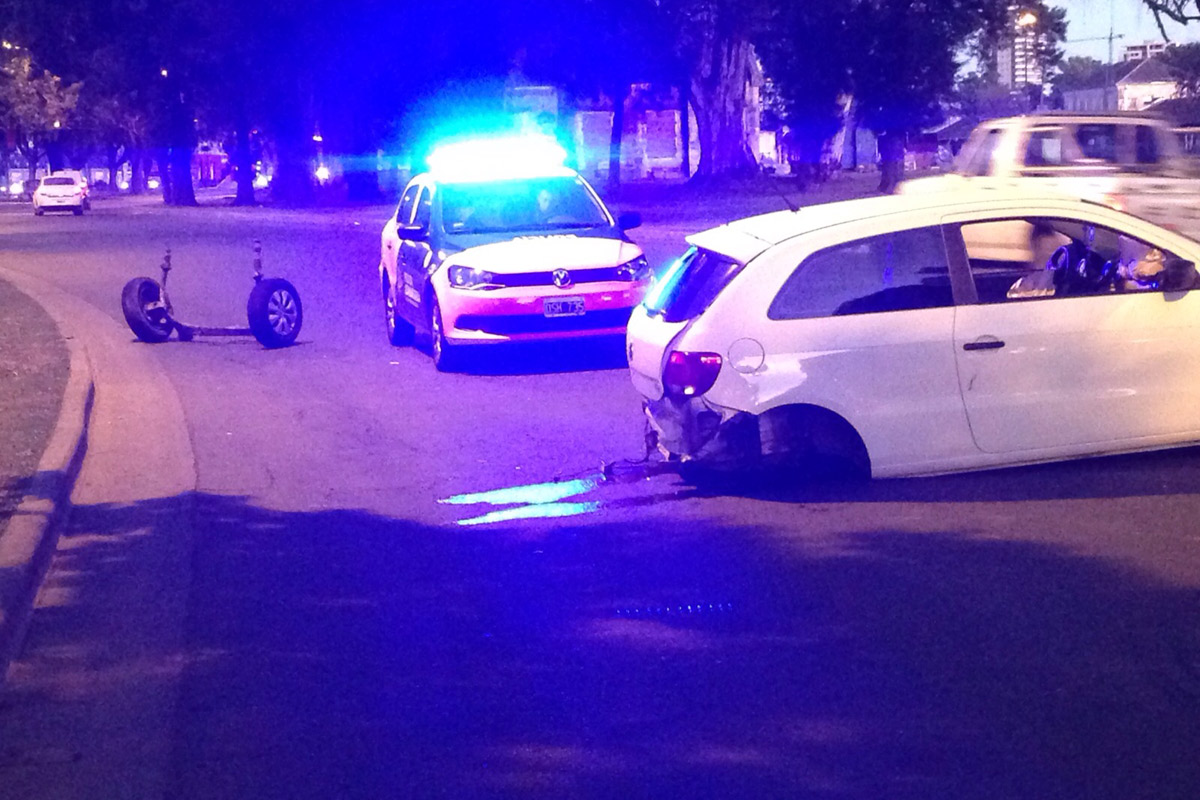 Un auto impactó contra una columna en Parque Norte
