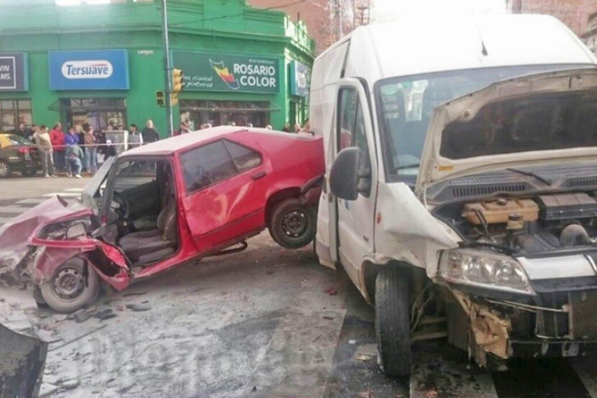 Choque con heridos y principio de incendio en un auto
