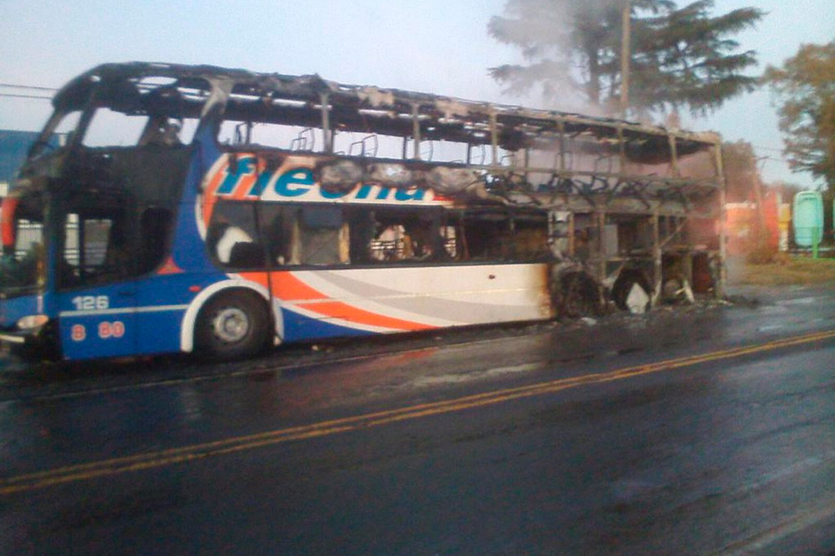 Un colectivo de Flecha Bus se incendió en Cañada de Gómez