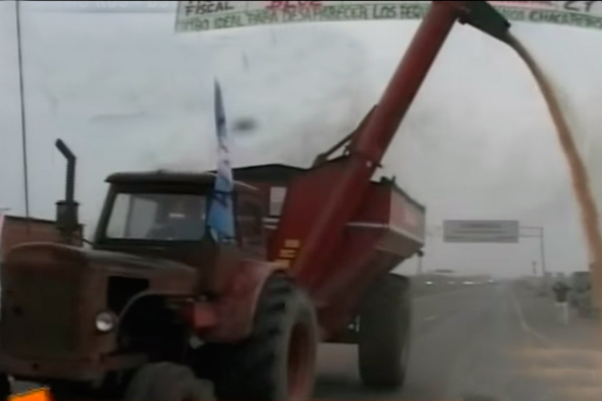 Productores cortan autopista a Buenos Aires