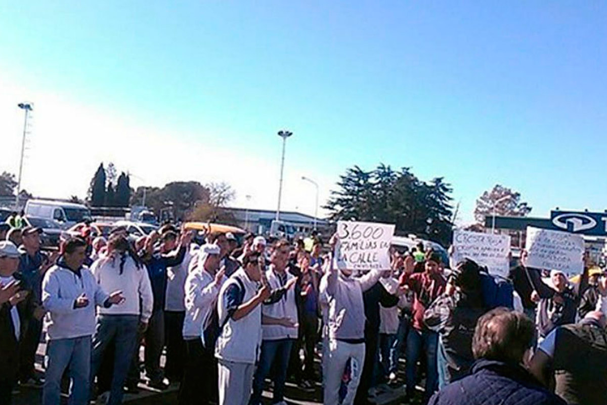 Empleados de Cresta Roja retoman plan de lucha
