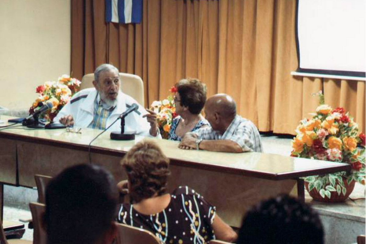 Fidel Castro reapareció nuevamente en público