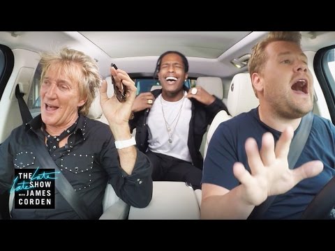 Fantástico karaoke de Rod Stewart arriba de un auto
