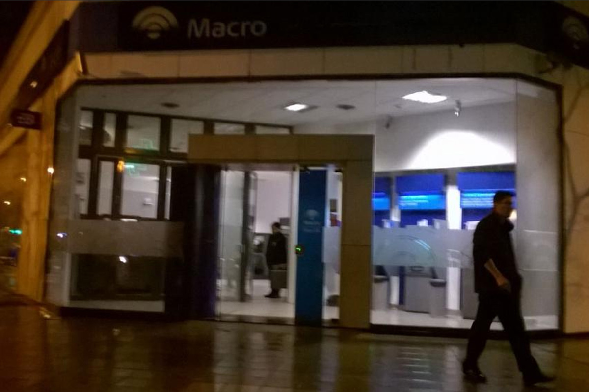Se llevaron un televisor de un banco en el centro