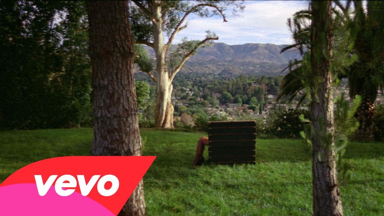 Nuevo video de Rihanna genera polémica por su contenido