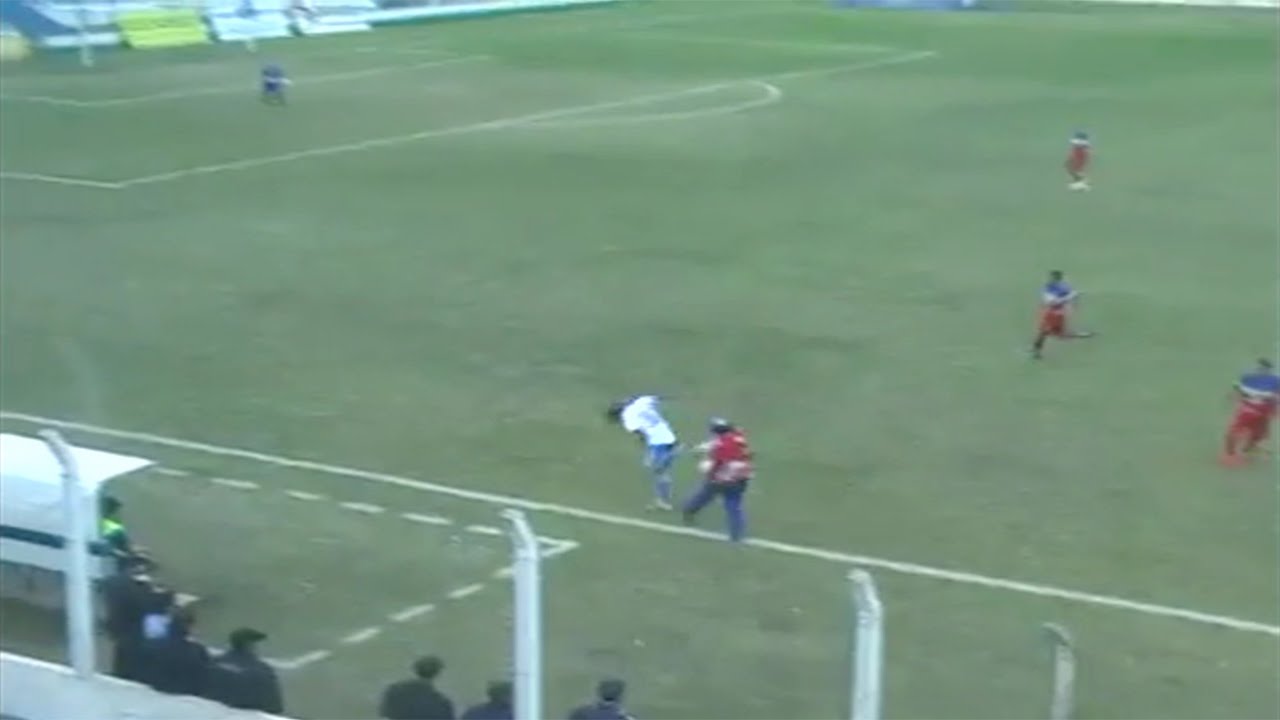 ¡De locos! Por una falta no cobrada, un DT pateó a un rival