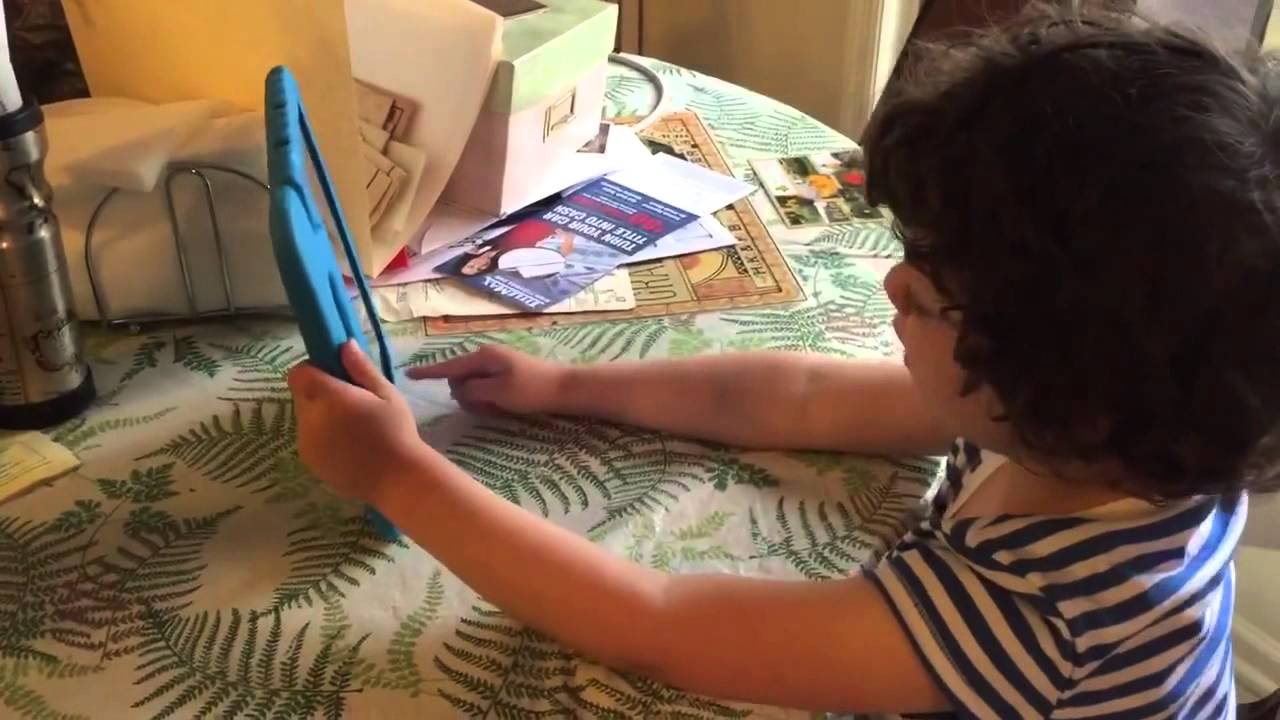 La discusión que tiene esta niña con Siri, ¡no tiene precio!