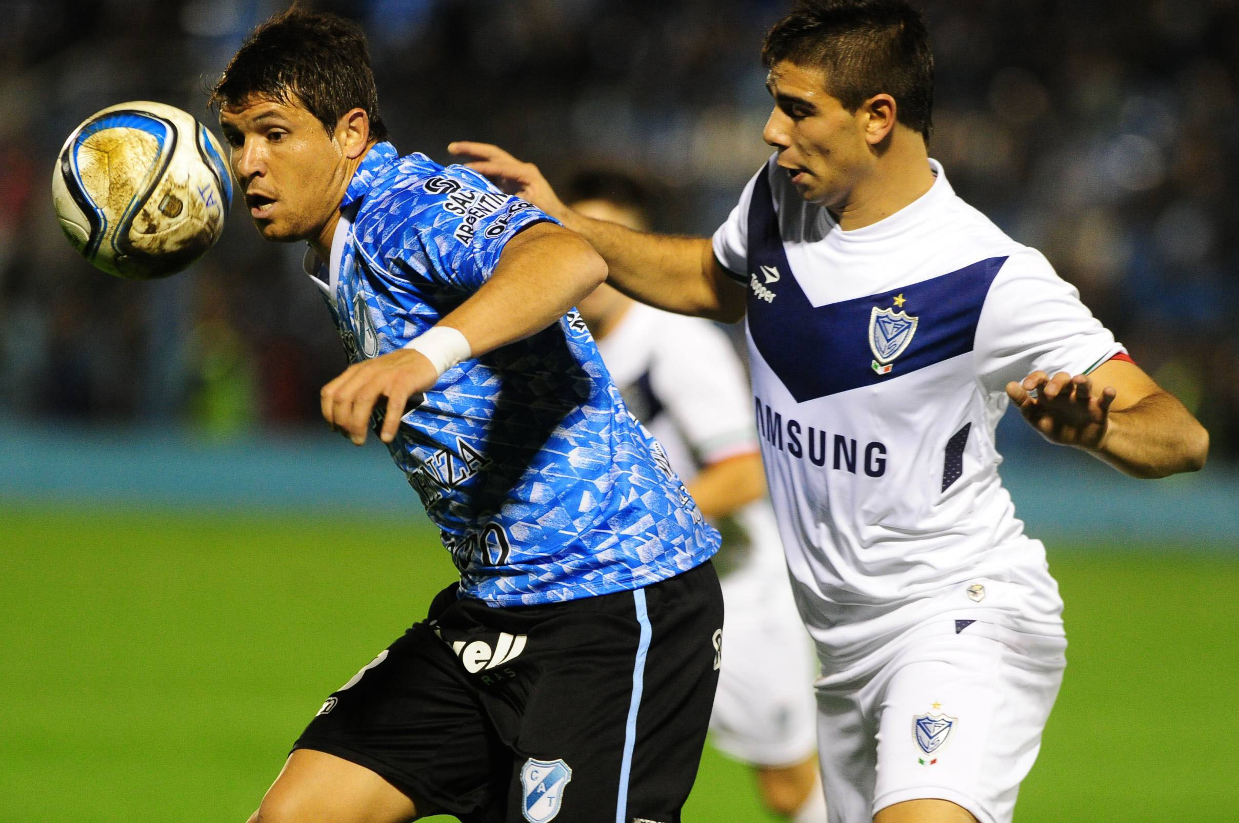Temperley reaccionó a tiempo y derrotó a Velez