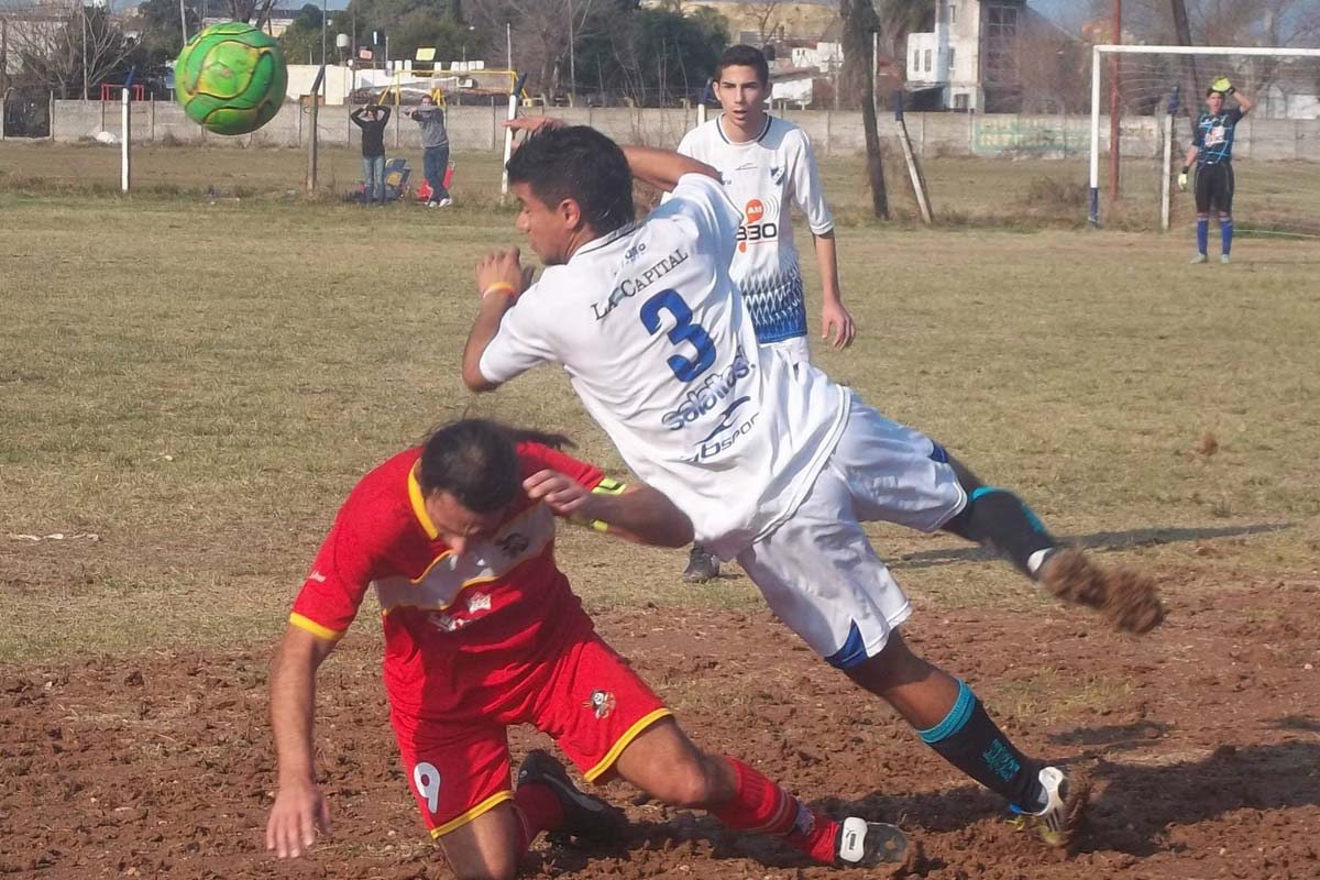 Rosarina de fútbol: Argentino y Renato empataron en el barro