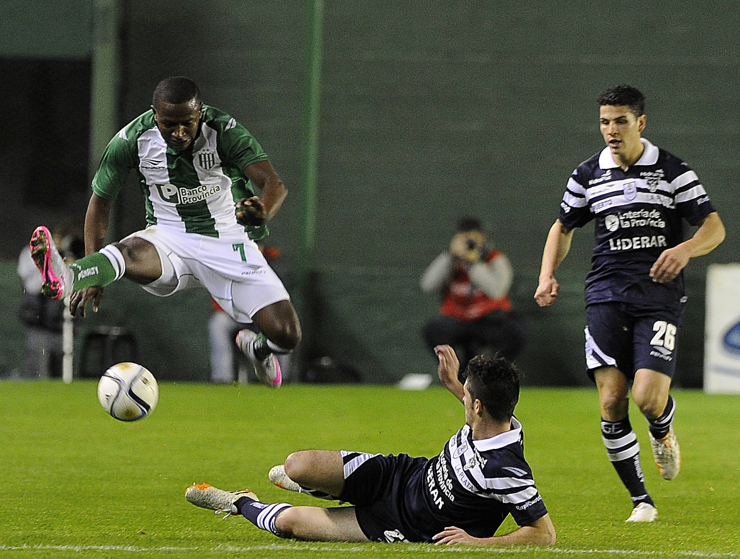 Banfield volvió a ganar y sube en la tabla