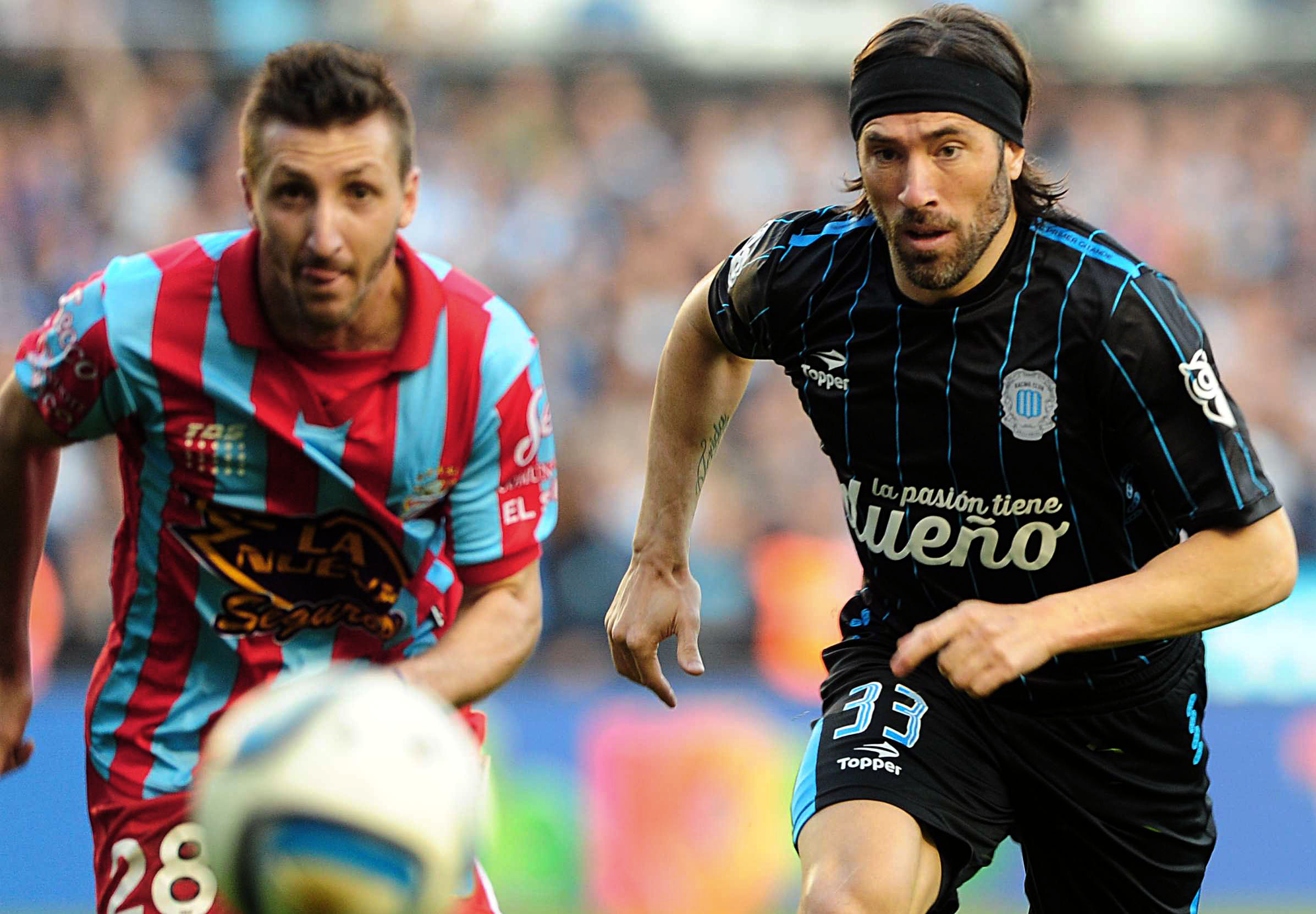 Racing derrotó a Arsenal y se acerca a la punta